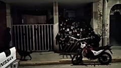 وحشت از پلیس در کلوپ شبانه؛ جوانان بولیویایی نزدیک بود زیر دست و پا له شوند