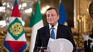 الرئيس السابق للبنك المركزي الأوروبي ماريو دراغي يتحدث إلى وسائل الإعلام بعد قبوله تشكيل الحكومة الإيطالية الجديدة.