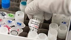 Глава Еврокомиссии ответила в Парламенте за проблемы с вакцинами