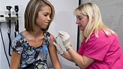 Foto de archivo de una persona recibiendo la vacuna contra el virus del del papiloma humano de diciembre 2007.