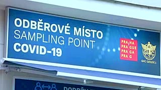 Egy prágai Covid-19 szűrőállomás bejárata