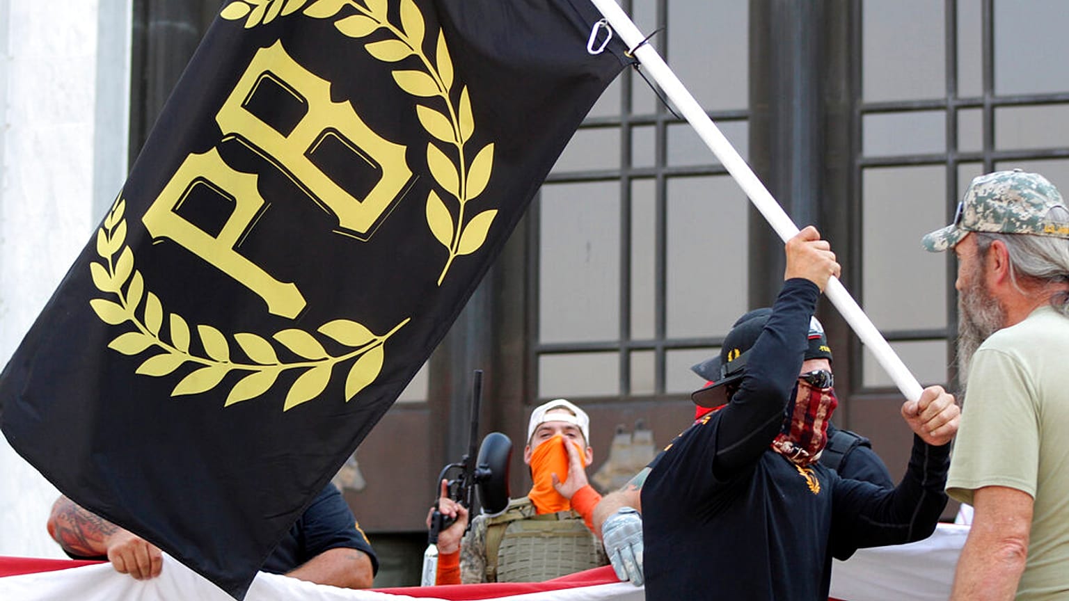 Proud Boys bayrağı taşıyan göstericiler (Arşiv)