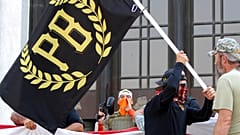 Proud Boys bayrağı taşıyan göstericiler (Arşiv)