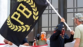 Proud Boys bayrağı taşıyan göstericiler (Arşiv)