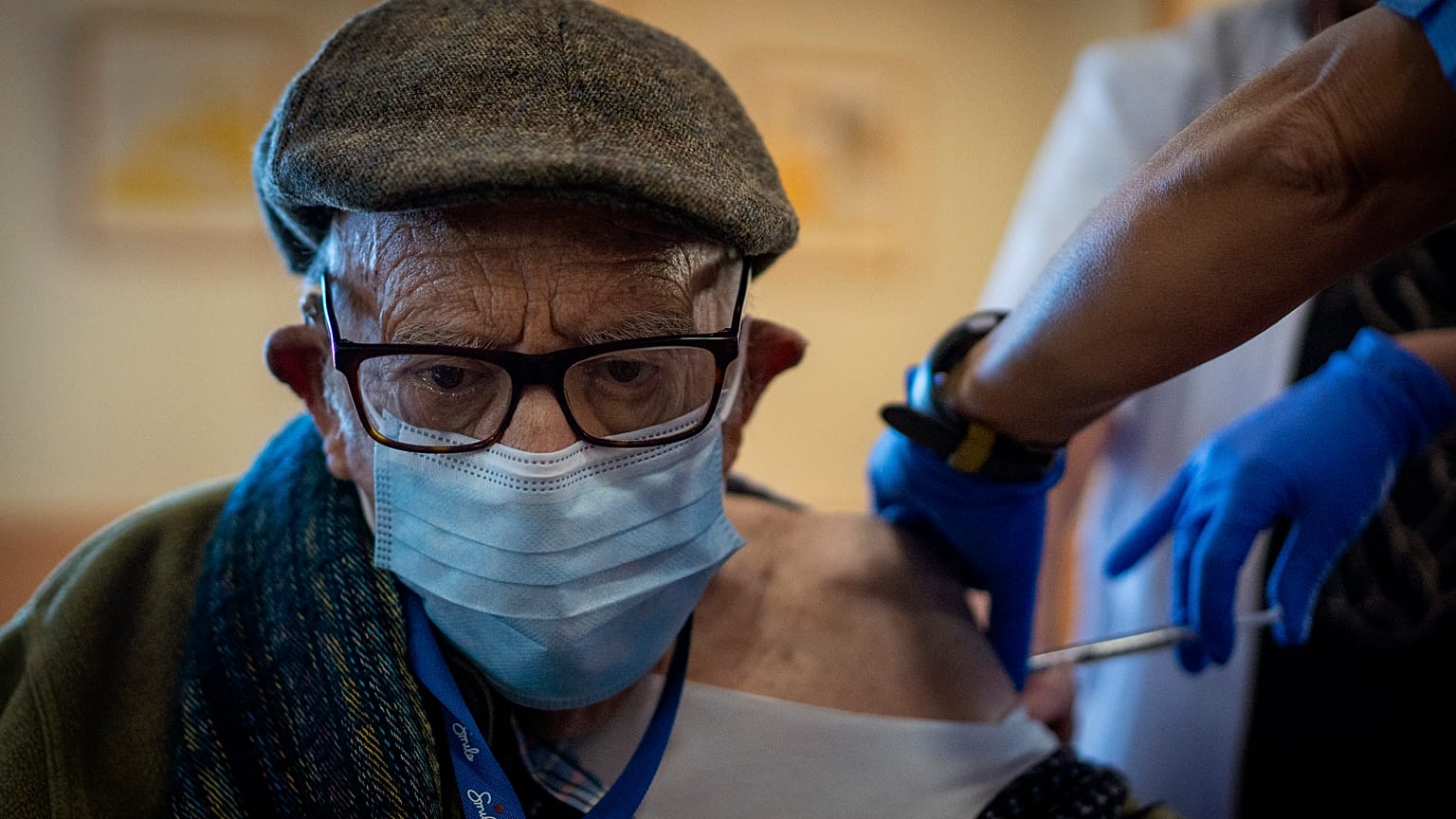 Una enfermera administra la vacuna COVID-19 de Pfizer-BioNTech a un anciano de la residencia de Icaria en Barcelona, España, el 2 de febrero de 2021.