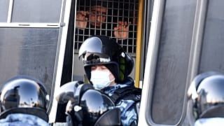 Автобус с задержанными у здания Мосгорсуда 2 февраля 2021