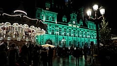 Il municipio di Parigi illuminato di verde, per celebrare il quinto anniversario dell'Accordo sul clima. 12/12/2020