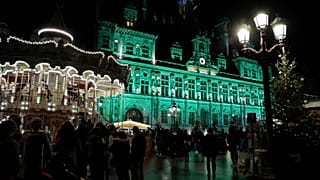 Il municipio di Parigi illuminato di verde, per celebrare il quinto anniversario dell'Accordo sul clima. 12/12/2020
