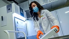 Pfizer-BioNTech-vakcinákat tárol be egy gyógyszerész a Debreceni Egyetem Klinikai Gyógyszertárában
