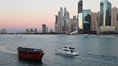 يتوقع أن الدول التي في الطليعة في جميع أنحاء العالم من حيث التطعيم، مثل الإمارات والبحرين، ستتعافى بوتيرة أسرع