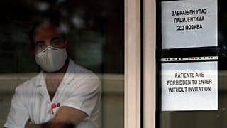 Lavoratore sanitario aspetta il ministro dell'Interno serbo, Vulin, per fargli l'iniezione del vaccino russo Sputnik V lo scorso 6 gennaio a Belgrado, Serbia