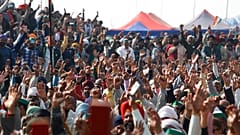 Manifestantes alzan las manos durante la huelga nacional del día 30 de enero