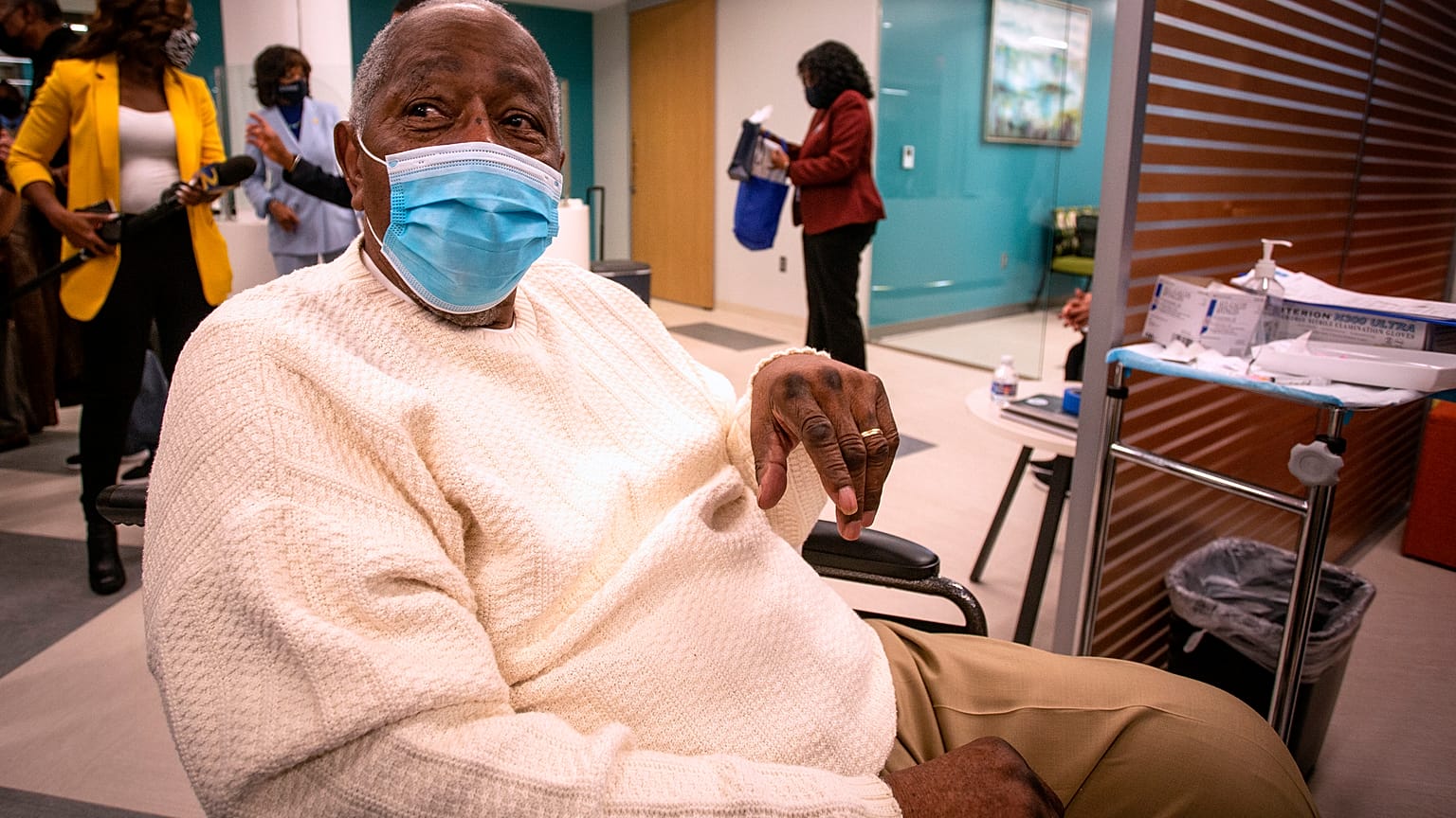 L'ex star del baseball, Hank Aaron, si vaccina in Georgia il 5 gennaio scorso. Aaron fa attività di sensibilizzazione sull'importanza del vaccino nella comunità afroamericana