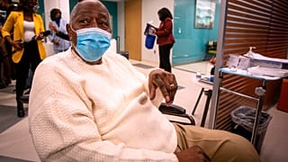 L'ex star del baseball, Hank Aaron, si vaccina in Georgia il 5 gennaio scorso. Aaron fa attività di sensibilizzazione sull'importanza del vaccino nella comunità afroamericana