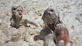 ویدئو؛ شادی و تفریح کودکان در کف دریایی ساحلی آرژانتین