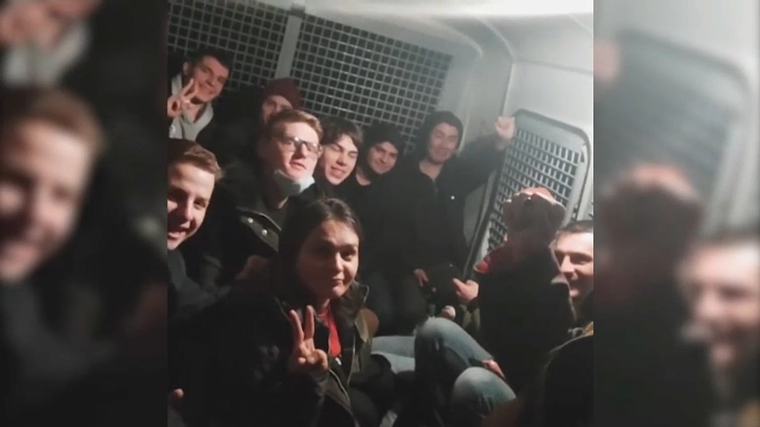 Des détenus dans un fourgon de police en Russie