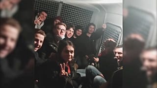 Des détenus dans un fourgon de police en Russie