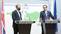 O Υπουργός Εξωτερικών της Κύπρου Νίκος Χριστοδουλίδης και o Υπουργός Εξωτερικών του Ηνωμένου Βασιλείου Dominic Raab προβαίνουν σε δηλώσεις στον Τύπο.