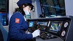 Erst seit wenigen Wochen erlaubt: Frauen, die U-Bahn fahren