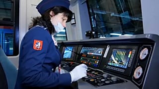 Erst seit wenigen Wochen erlaubt: Frauen, die U-Bahn fahren