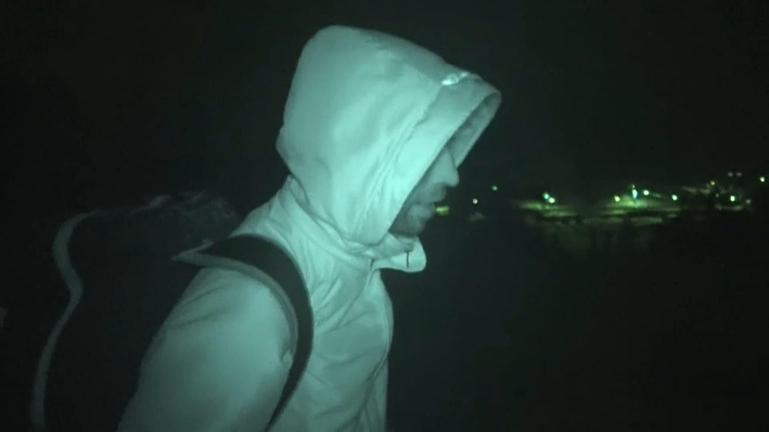 Un migrante afgano durante la traversata del confine alpino tra Italia e Francia