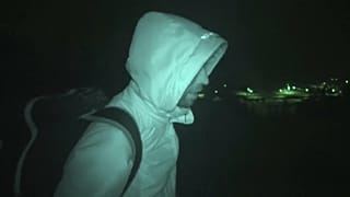 Un migrante afgano durante la traversata del confine alpino tra Italia e Francia
