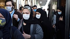 أناس برتدون كمامات حتى للوقاية من انتشار فيروس كورونا في طهران. 2020/10/11