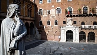 Dante Alighieri (1265-1321) olasz költő, filozófus szobra Veronában