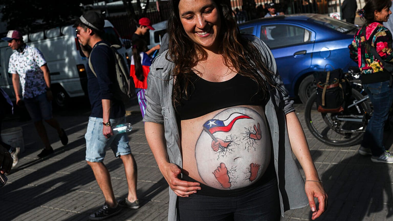 Una mujer protesta contra el presidente de Chile, Sebastian Piñera