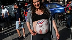 Una mujer protesta contra el presidente de Chile, Sebastian Piñera