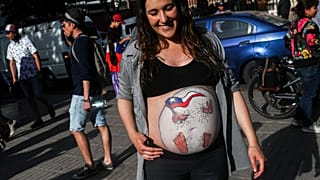 Una mujer protesta contra el presidente de Chile, Sebastian Piñera