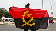 Manifestante com bandeira de Angola 