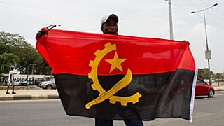 Manifestante com bandeira de Angola 