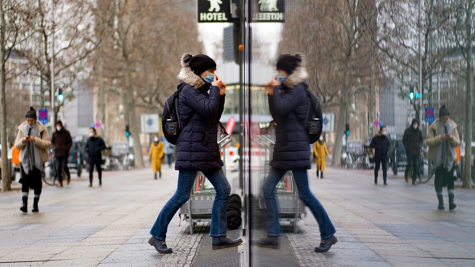 Person mit Maske in Berlin. 