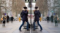 Person mit Maske in Berlin. 