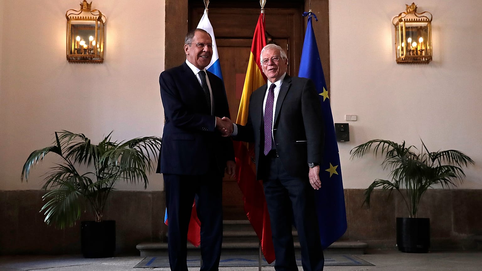 Borrell a Mosca: "Liberate Navalny", Russia allontana tre diplomatici dell'Unione
