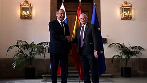 Borrell a Mosca: "Liberate Navalny", Russia allontana tre diplomatici dell'Unione