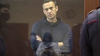 Alexéi Navalni se encuentra en una cabina durante una audiencia por supuestas calumnias, en el Tribunal de Distrito de Babuskinsky en Moscú, Rusia, el 5 de febrero de 2021.