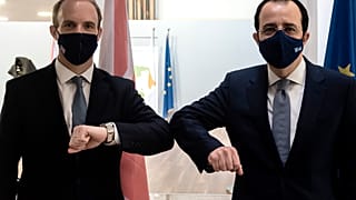Raab Kıbrıs ziyareti sırasında Rum Yönetimi Dışişleri bakanı  Nicos Christodoulides ile de görüştü