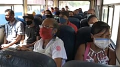 Pasajeros en un autobús de Caracas, Venezuela