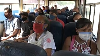 Pasajeros en un autobús de Caracas, Venezuela