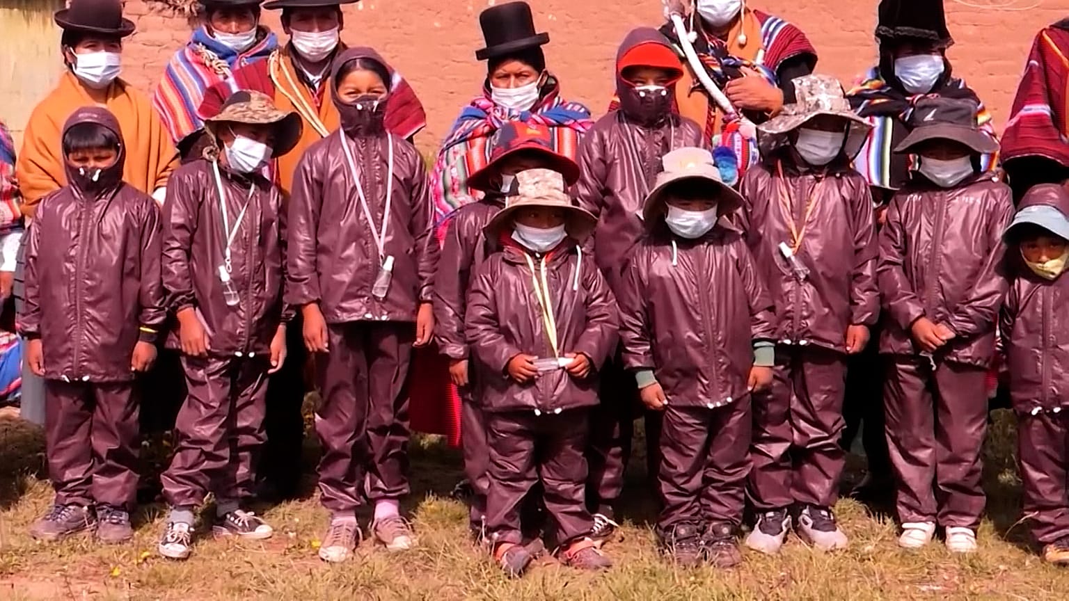 Bolivie : costume anti-Covid pour des écoliers 