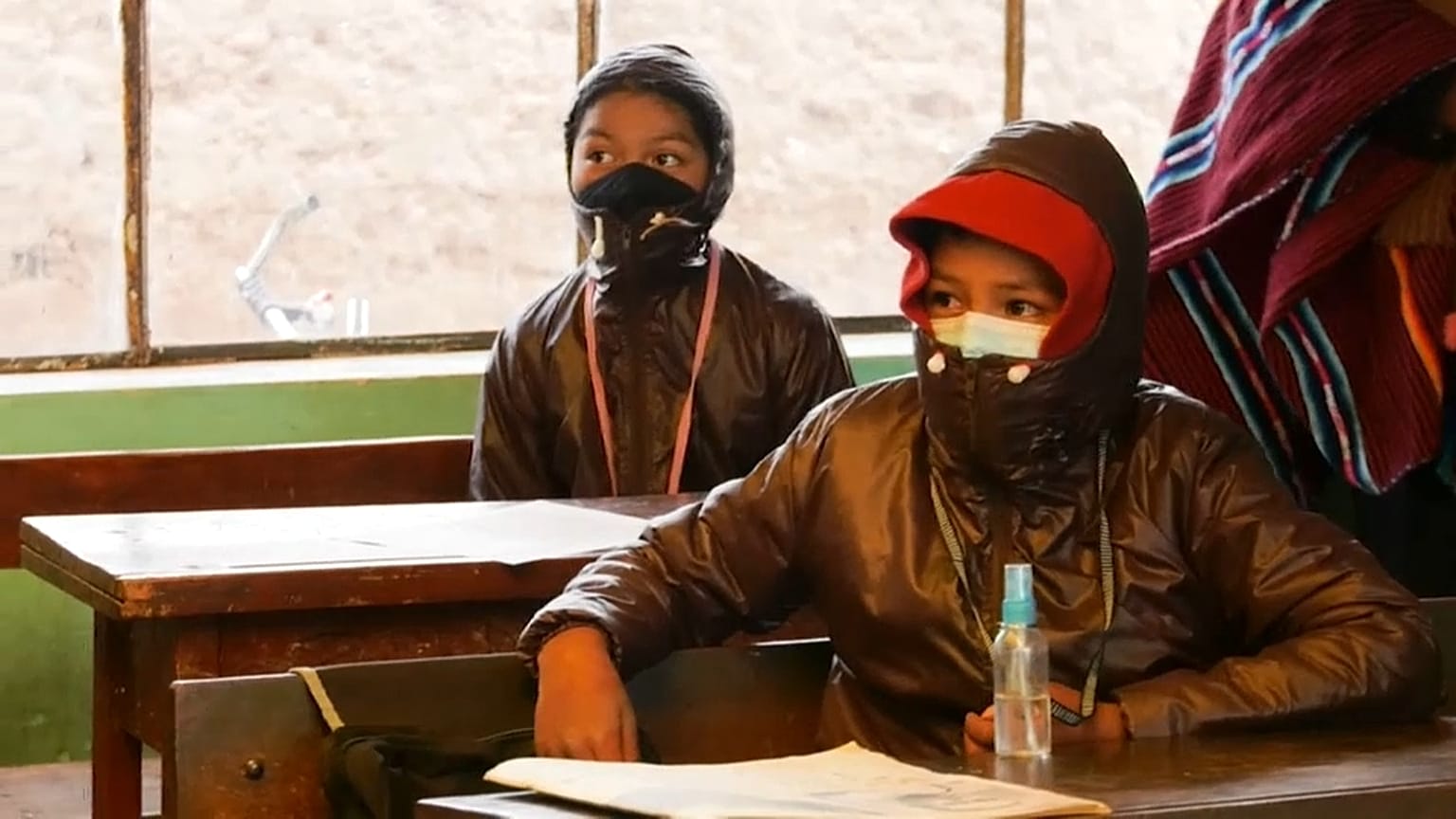 Niños bolivianos en clase en Jesús de Machaca