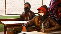 Niños bolivianos en clase en Jesús de Machaca