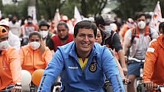 Andrés Arauz seguido por un pelotón de seguidores durante la campaña electoral