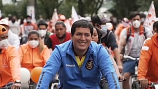Andrés Arauz seguido por un pelotón de seguidores durante la campaña electoral