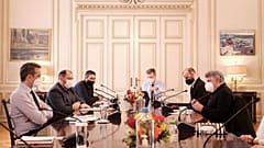 Ο Κυριάκος Μητσοτάκης σε συζήτηση που είχε με επαγγελματίες του κλάδου της εστίασης.