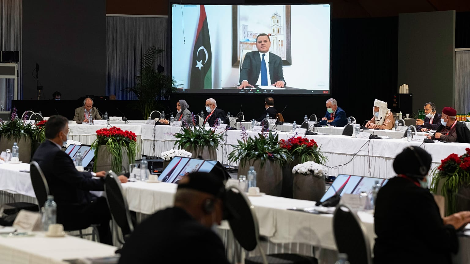 عبد الحميد محمد دبيبة وهو يلقي خطابًا عبر رابط فيديو خلال اجتماع منتدى الحوار السياسي الليبي في جنيف.