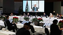عبد الحميد محمد دبيبة وهو يلقي خطابًا عبر رابط فيديو خلال اجتماع منتدى الحوار السياسي الليبي في جنيف.