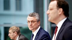 Almanya Robert Koch Enstitüsü Başkanı Lothar Wieler ve Sağlık Bakanı Jens Spahn salgınla ilgili basın toplantısı düzenledi